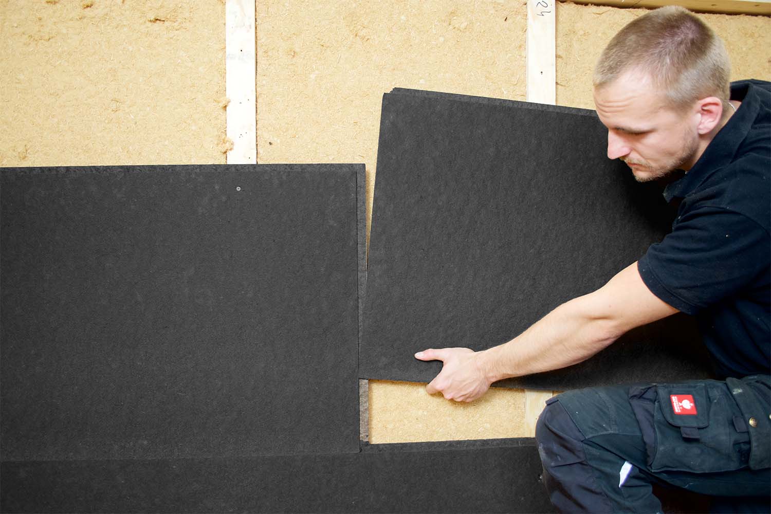 STEICO universal black - Bituminierte Wandbauplatte für Vorhangfassaden